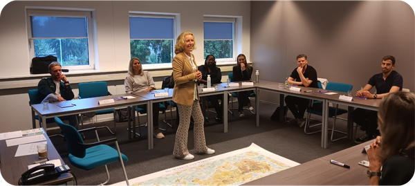 Deelnemers van de opleiding Assistent Controller tijdens een inspirerende les