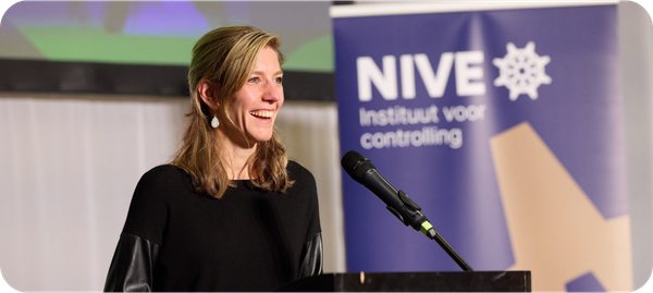 NIVE-directeur Eline Ketelaars aan het woord tijdens een onvergetelijke diploma-uitreiking