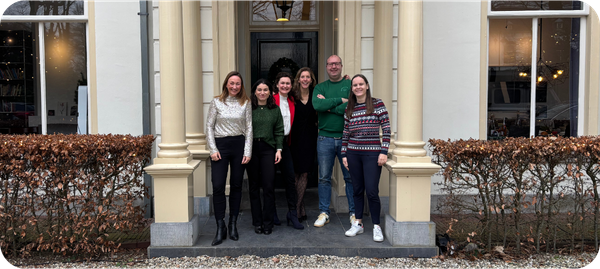 Het enthousiaste NIVE-team tijdens de feestmaanden