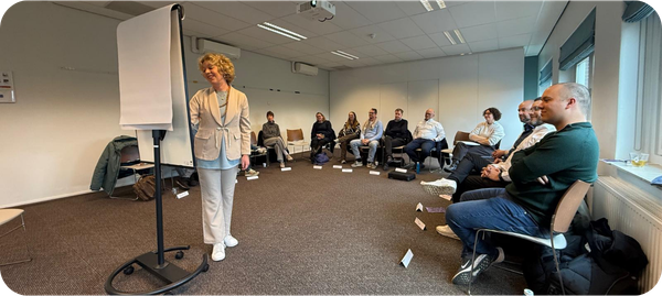 Docent Manon Tennekes legt uit aan deelnemers tijdens een lesdag bij NIVE